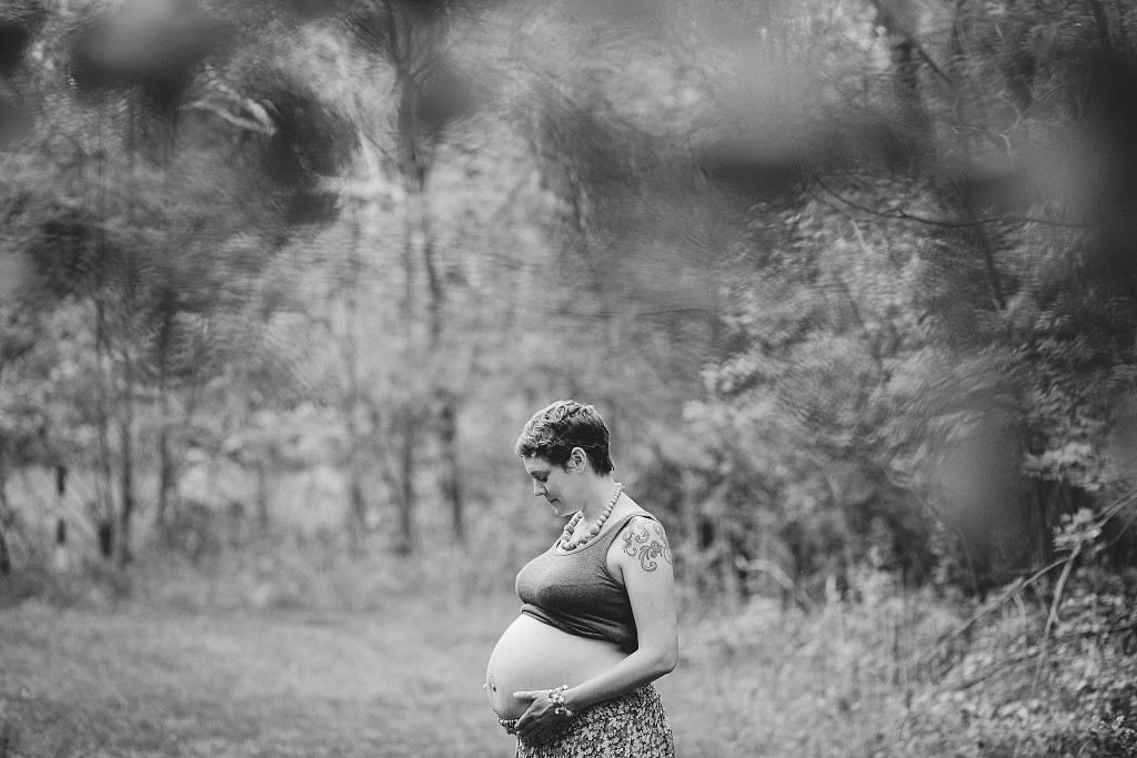frederick maternity photography with mom under tree