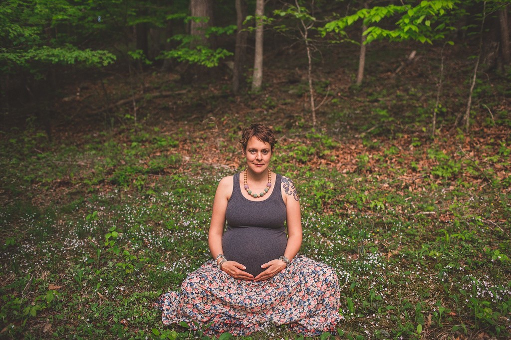 frederick maternity photography in forest