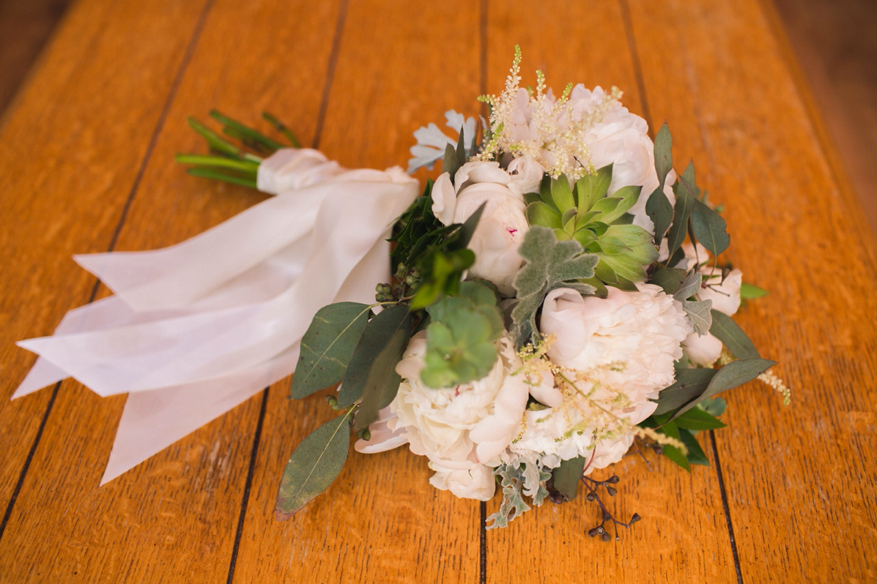 frederick wedding photography by jacqie q captures flower bouquet